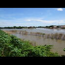 Der Zusammenfluss von Mae Nam Ping (von links) und Mae Nam Nan (aus der Bildmitte) zum Mae Nam Chao Phraya (nach rechts)